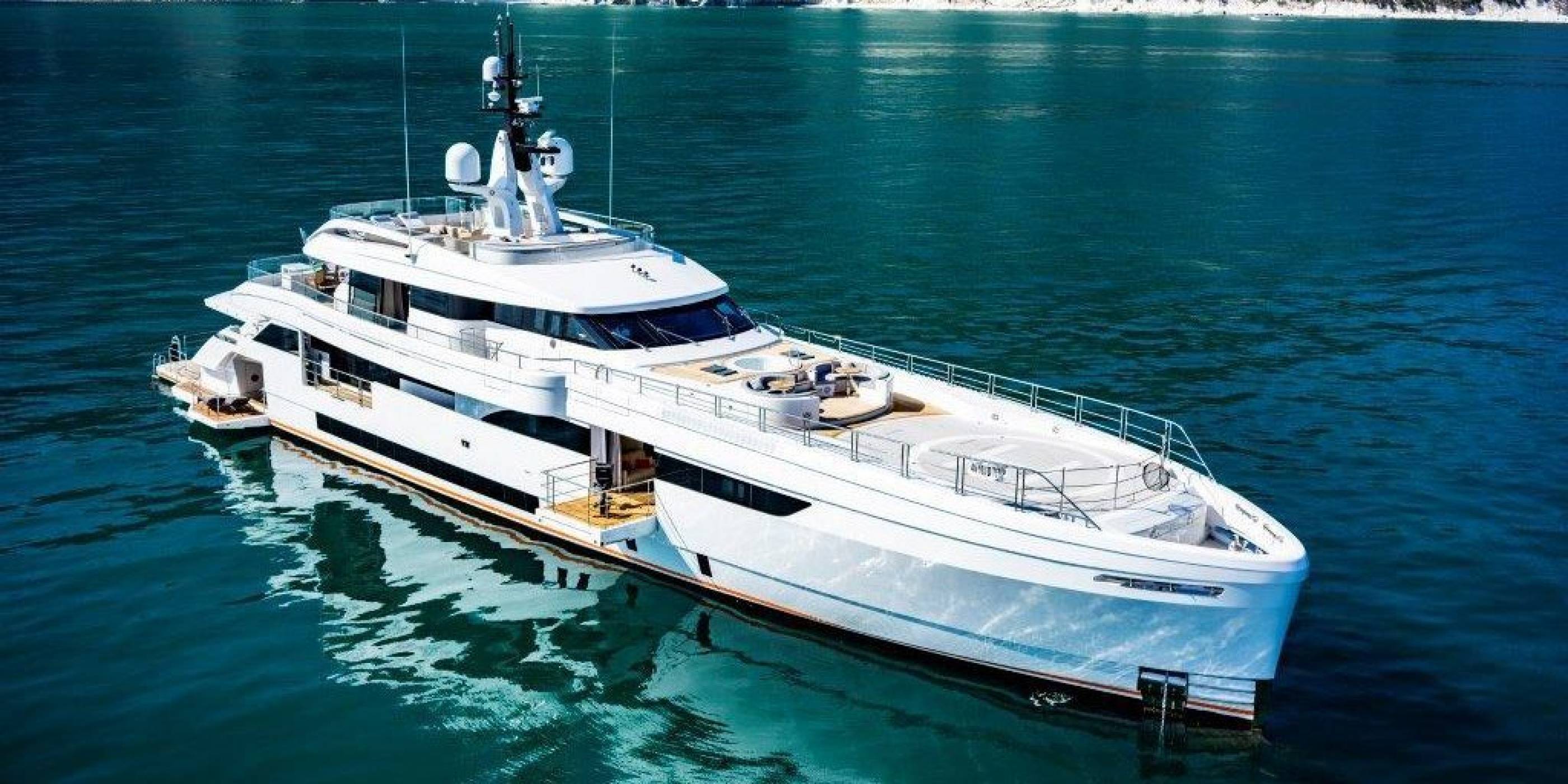 Гигантска луксозна яхта сложи за пръв път електрически мотор