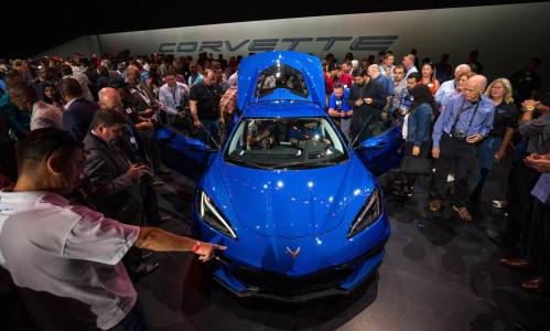 Преди да завладее пътя, новият Chevy Corvette Stingray счупи интернет