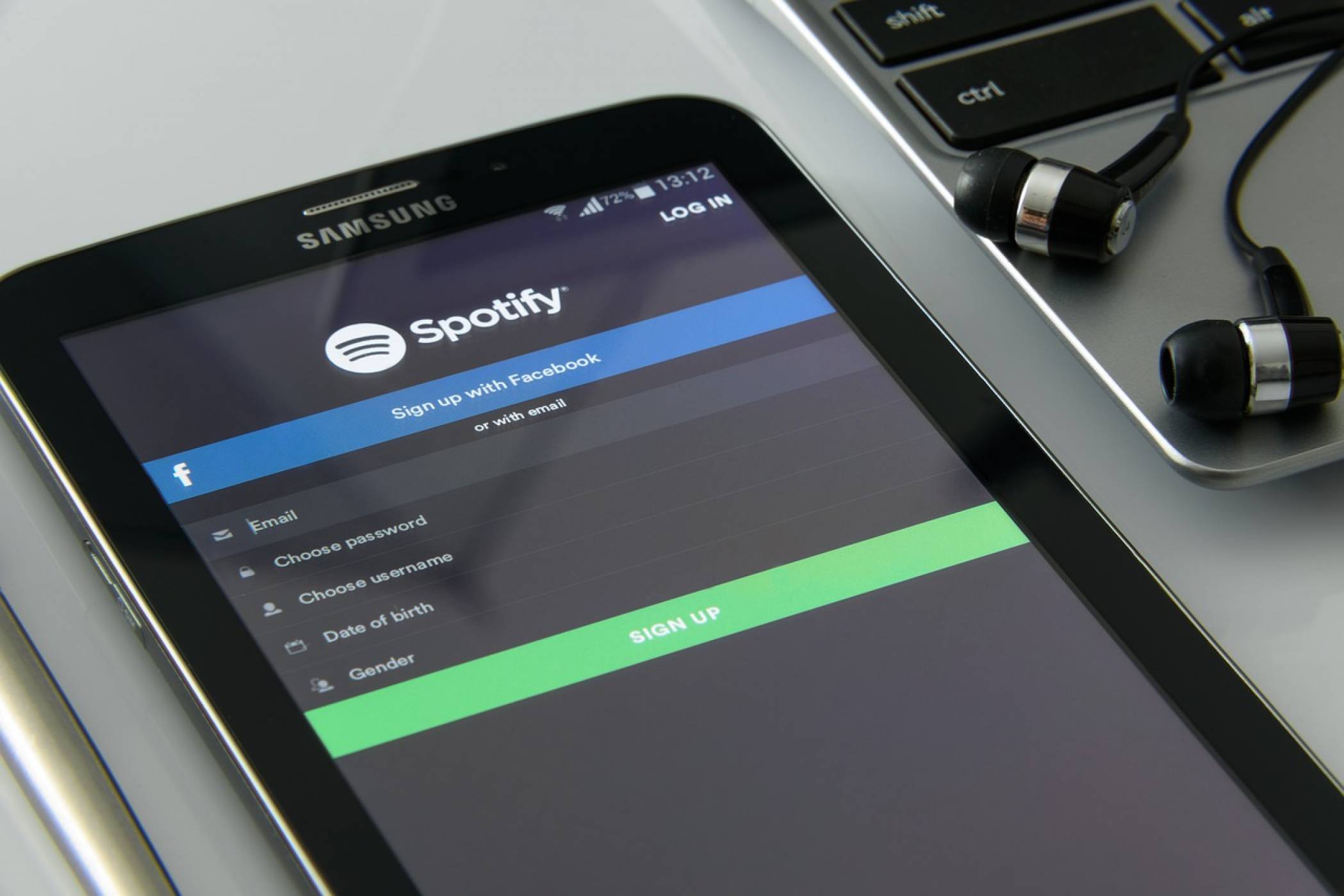 Стриймингът на музика доминира, но колко плаща Spotify  на прослушване?