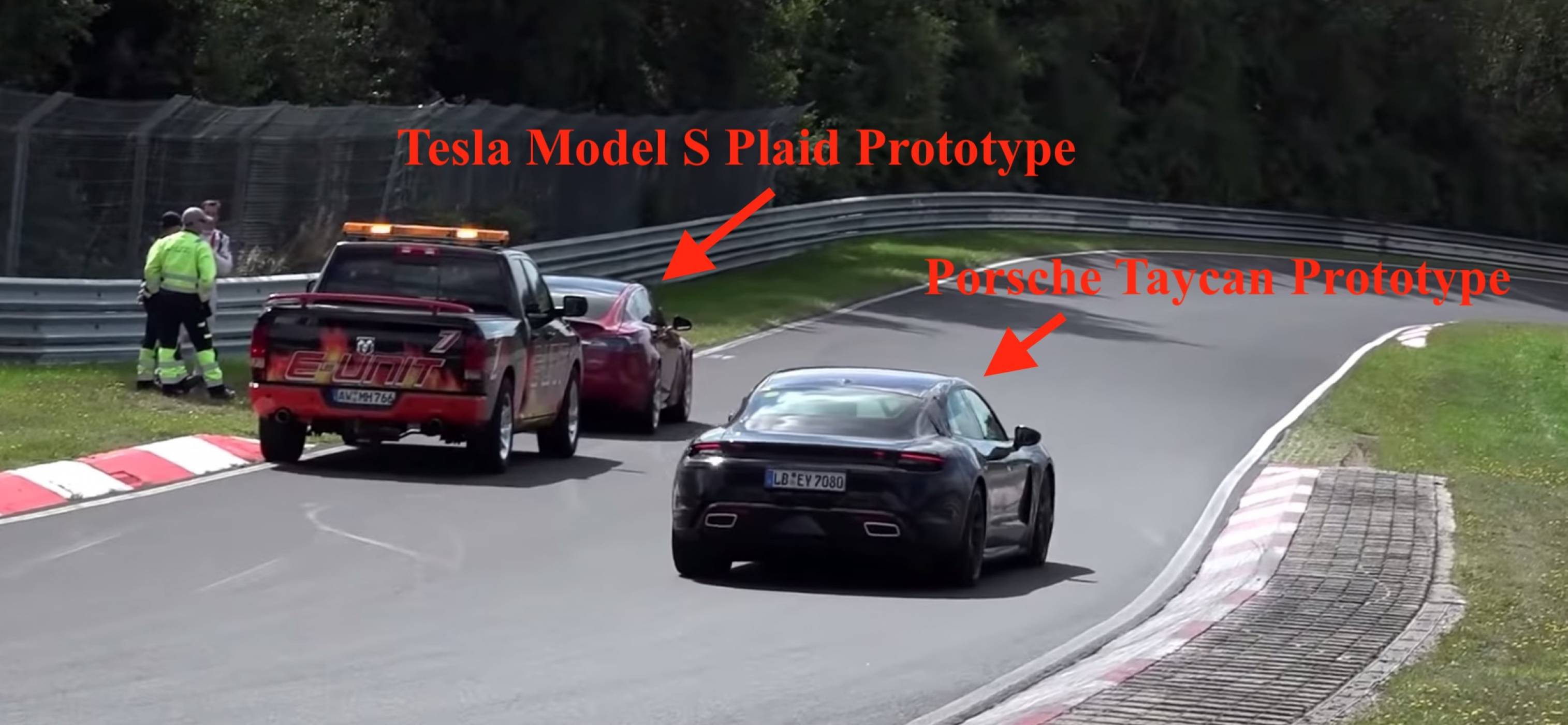   Интернет полудя по Porsche Taycan, подминаващ аварирал Tesla Model S