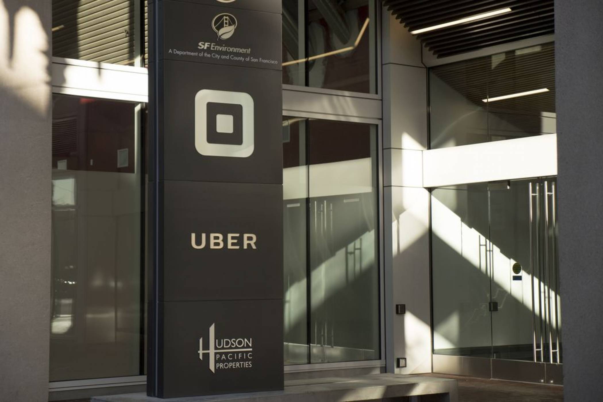 Uber пуска приложение като Tinder, но за намиране на работа  