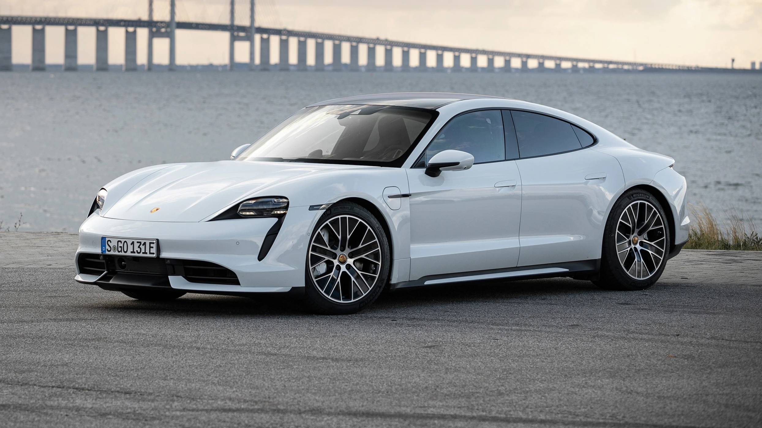 Porsche Taycan се ражда пред очите ви в това видео 