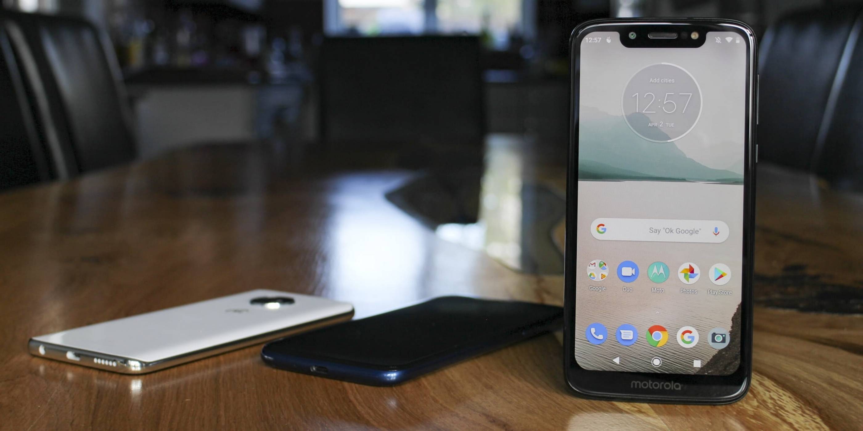 Това е първият смартфон на Motorola с изскачаща селфи камера 