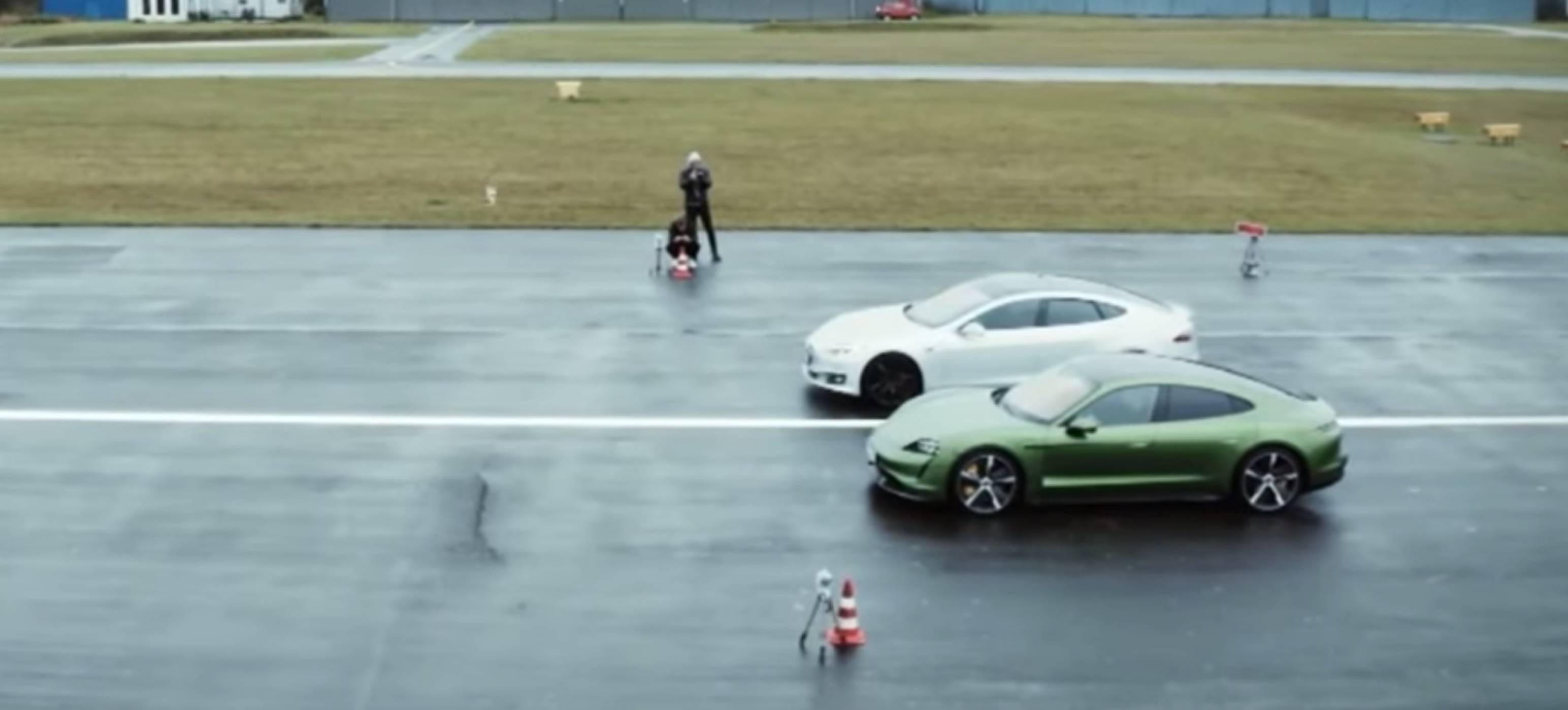 Porsche Taycan би Tesla Model S в директен сблъсък (ВИДЕО)