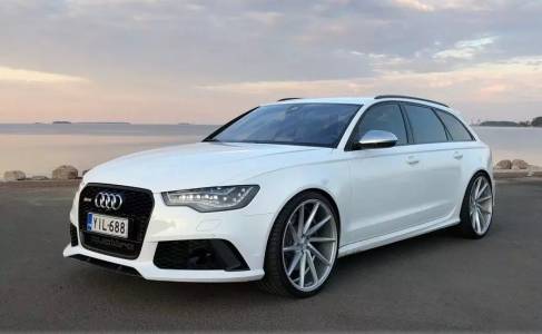 Зад волана на това пипнато Audi RS6 си като от шампион във Формула 1