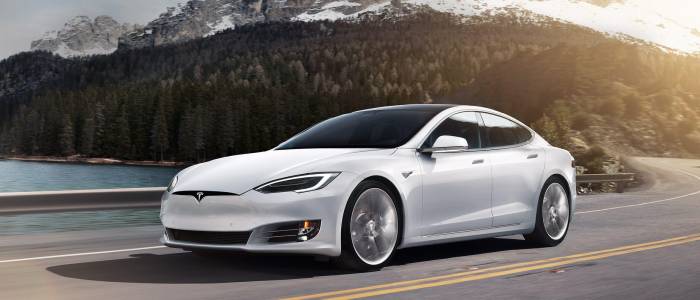 Ъпдейт на Model S вдига конете, за да настигне Porsche Taycan