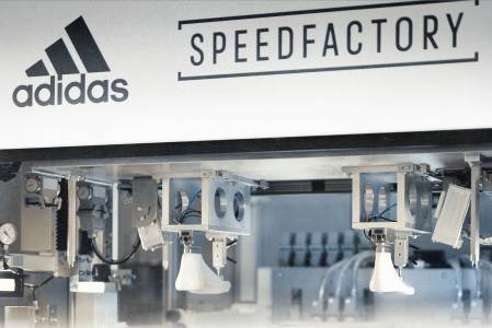 Хора заменят роботите във фабриките на Adidas 