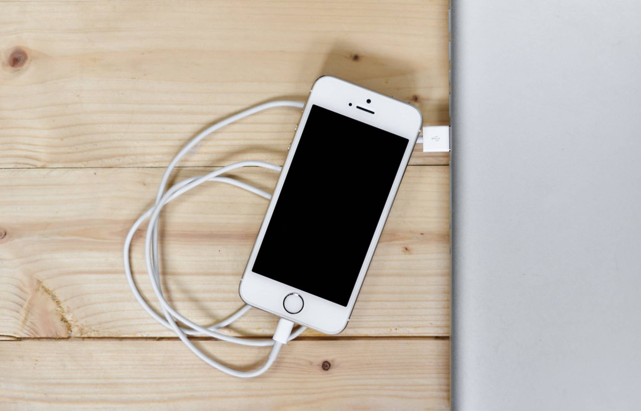 Догодина по това време iPhone 12 може да е 5G властелин  