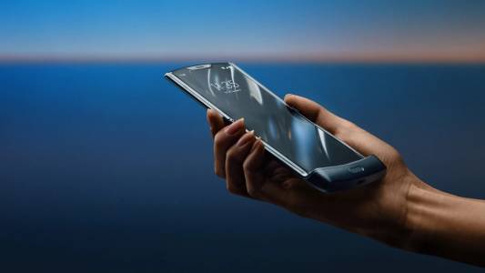 Гъвкавият Motorola Razr ще ви изправи косите с цената си