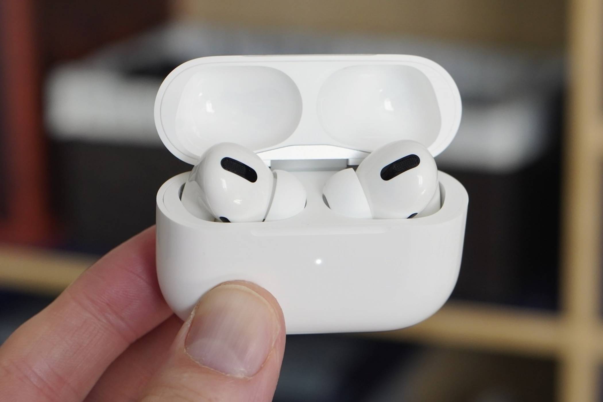 Чифт безплатни AirPods могат да подсладят скъпичката iPhone 2020 оферта 