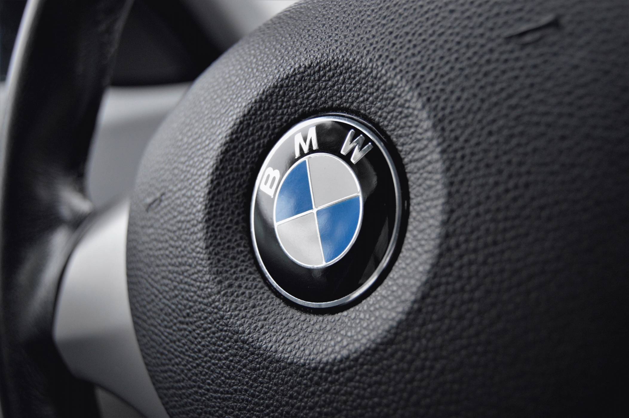 Сложна хакерска атака срещу BMW 