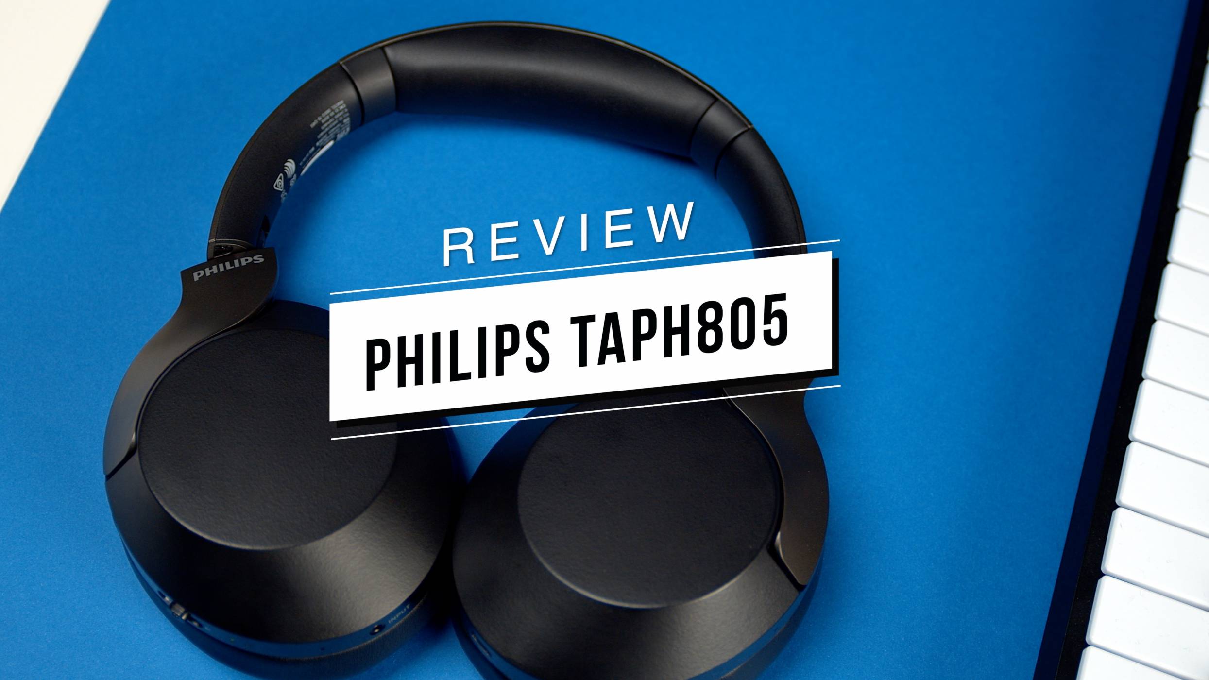 Philips TAPH805BK: блестящо представяне във всяка ситуация (Видео ревю)