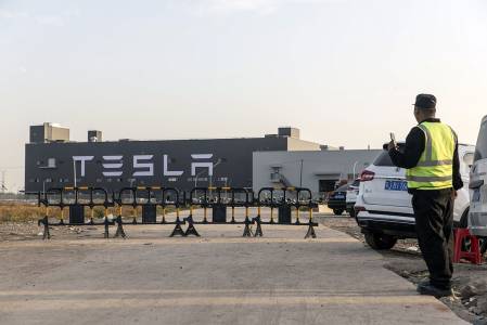 Китайската фабрика на Tesla произведе първите си коли