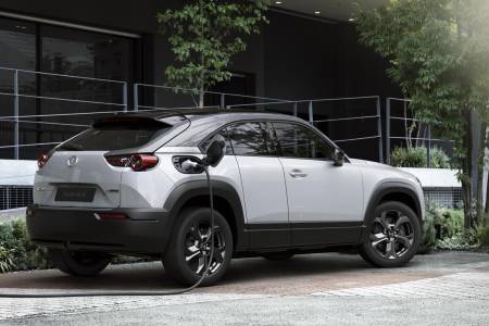 За Mazda е-колите с голям пробег са по-вредни от дизела