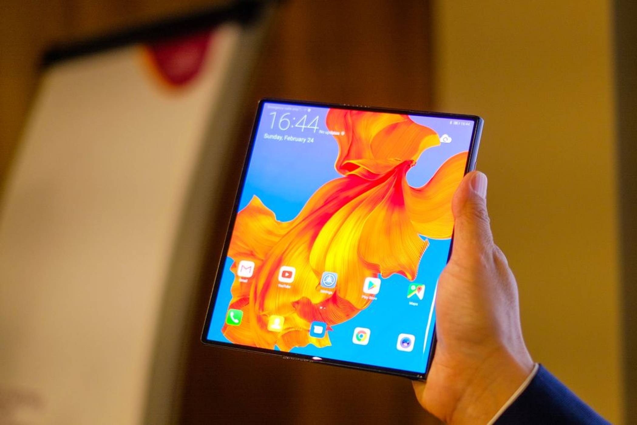 Huawei Mate X продава по 100 000 бройки на месец   