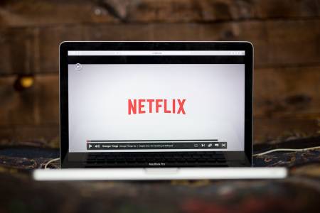 Netflix бърка дълбоко в джобовете си, за да гледате нови филми 