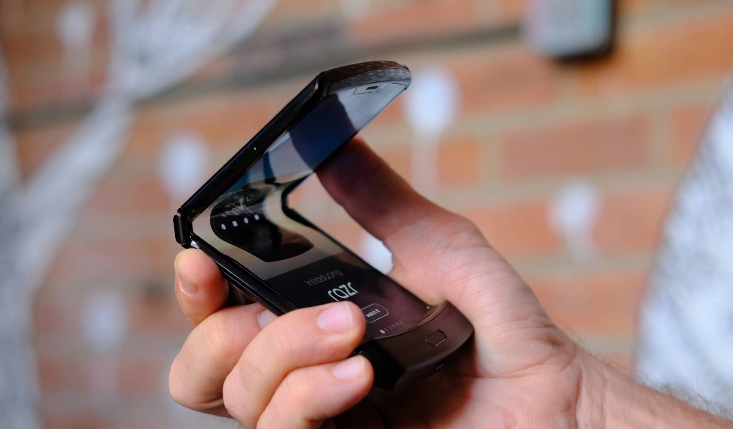 Предварителните поръчки на гъвкавия Мotorola Razr стартират от 26 януари