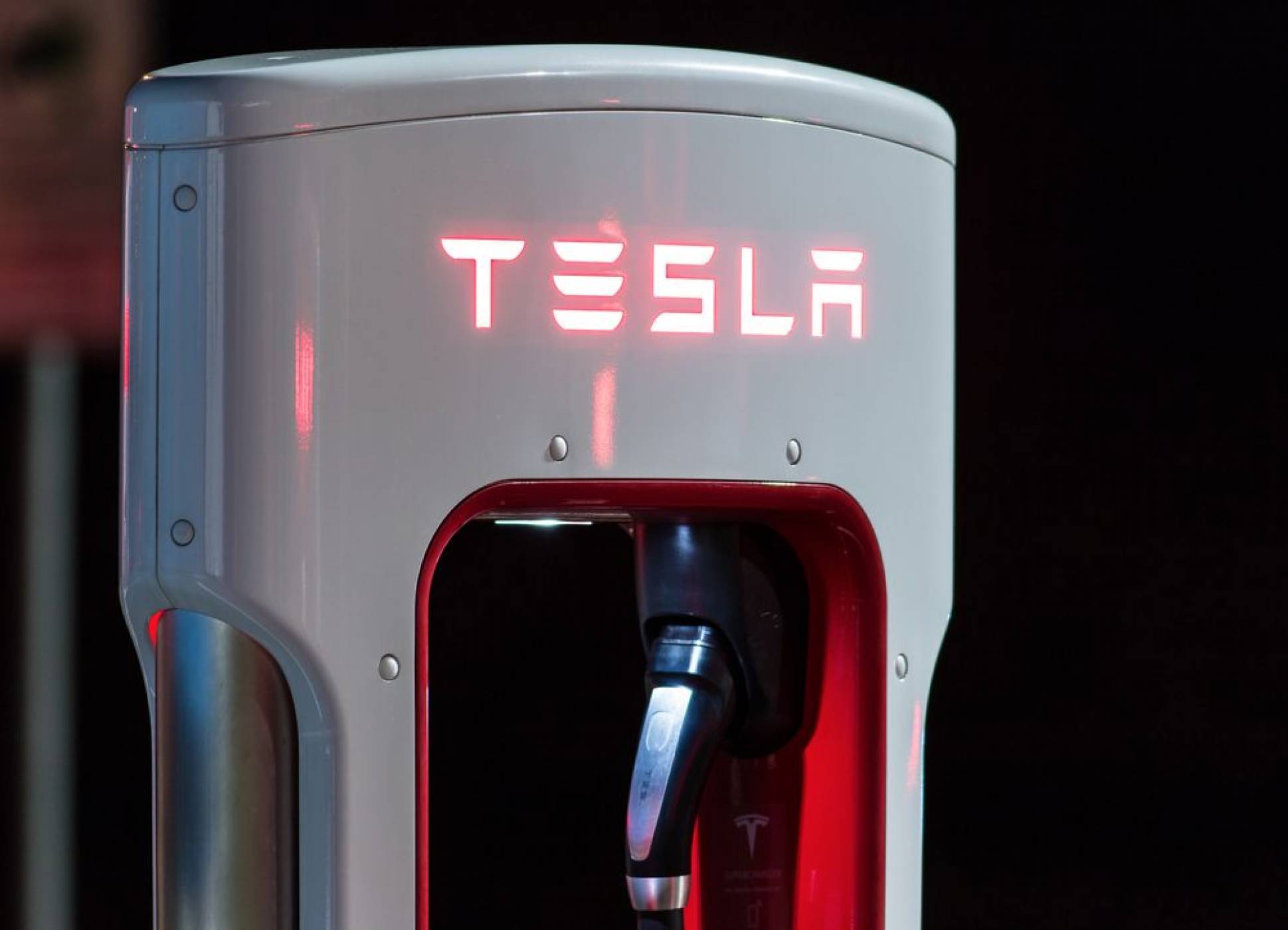 Първата зарядна станция на Tesla в България е на финалната права 