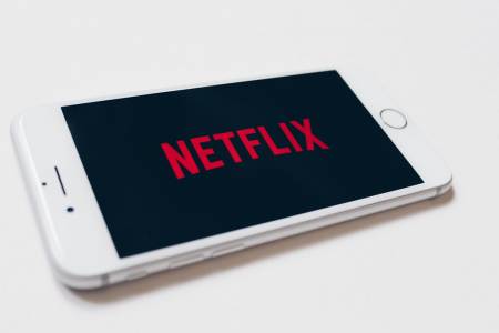 Меденият месец на Netflix и Адам Сандлър продължава 