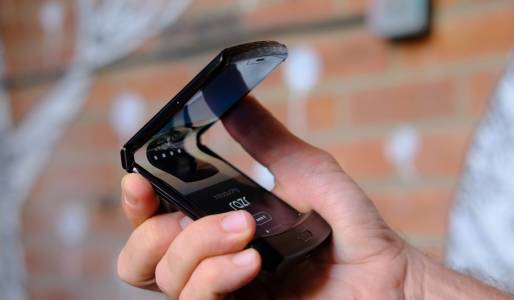 Вижте колко дълго издържа гъвкавият Motorola Razr в тест за здравина (ВИДЕО) 