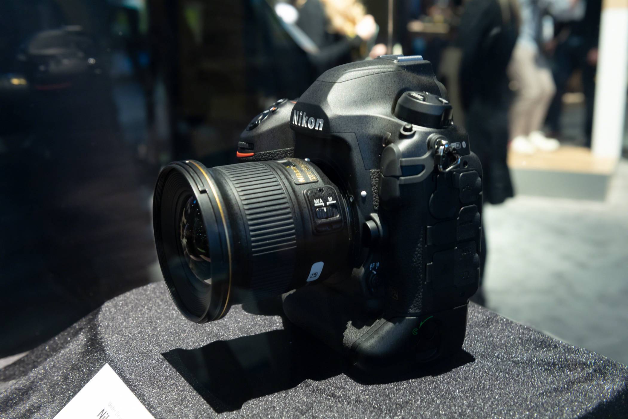 Nikon D6 pro ще зарадва фотографите през април 