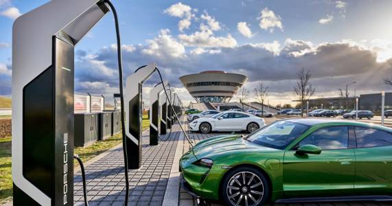 Porsche отваря най-мощния парк за електрозареждане в Европа!
