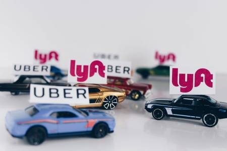 Uber и Lyft замърсяват значително повече от пътуванията, които заменят 