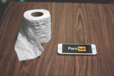 Pornhub с гранде подарък за всички палавници под карантина