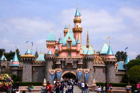 За трети път в историята: парковете на Disney затварят врати 