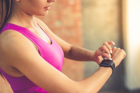 Часовниците на Fitbit ще помагат на собствениците си в борбата с COVID-19