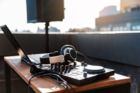 Stay Home Festival: Атаката на диджеите