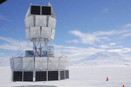 Учени от NASA откриха доказателства за паралелна вселена, където времето върви назад 