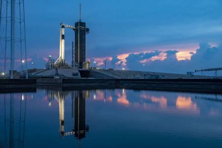 SpaceX отложи изстрелването на Crew Dragon