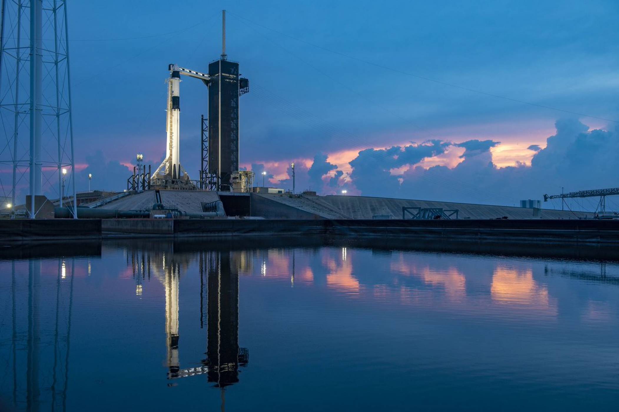 SpaceX отложи изстрелването на Crew Dragon