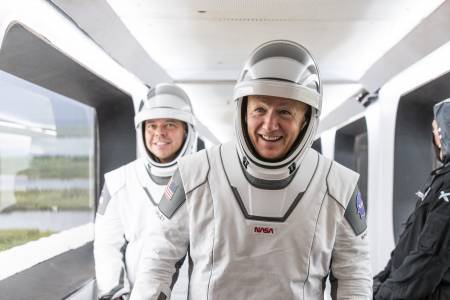 Астронавтите на NASA запазват оптимизъм въпреки отложения полет  