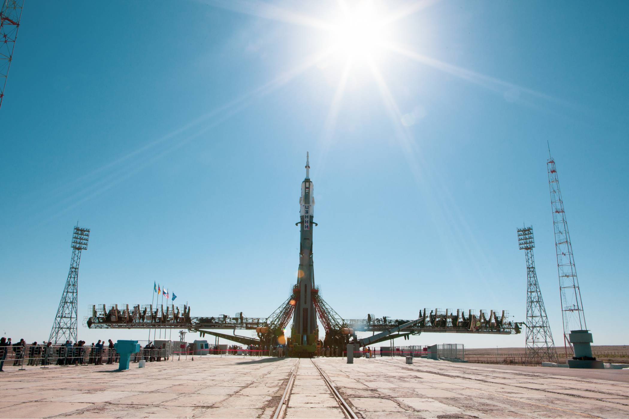 Роскосмос ще изпрати двама туристи в Космоса през 2023 г.