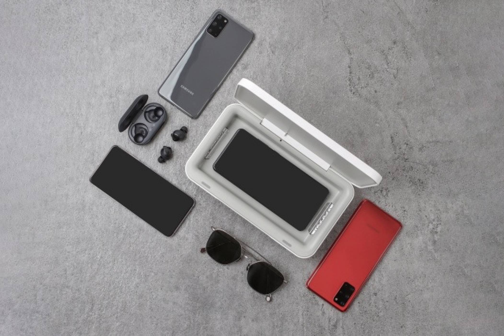  Samsung продава безжично зарядно устройство, което дезинфекцира телефона ви 