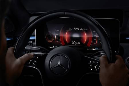 Новото тъчскрийн табло на Mercedes елиминира 27 физически бутона (СНИМКИ)