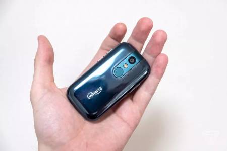 Jelly 2: най-малкият Android 10 телефон в света се губи в шепата ви 
