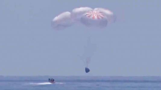 Crew Dragon кацна във вода в историческа за NASA и SpaceX мисия (ВИДЕО)