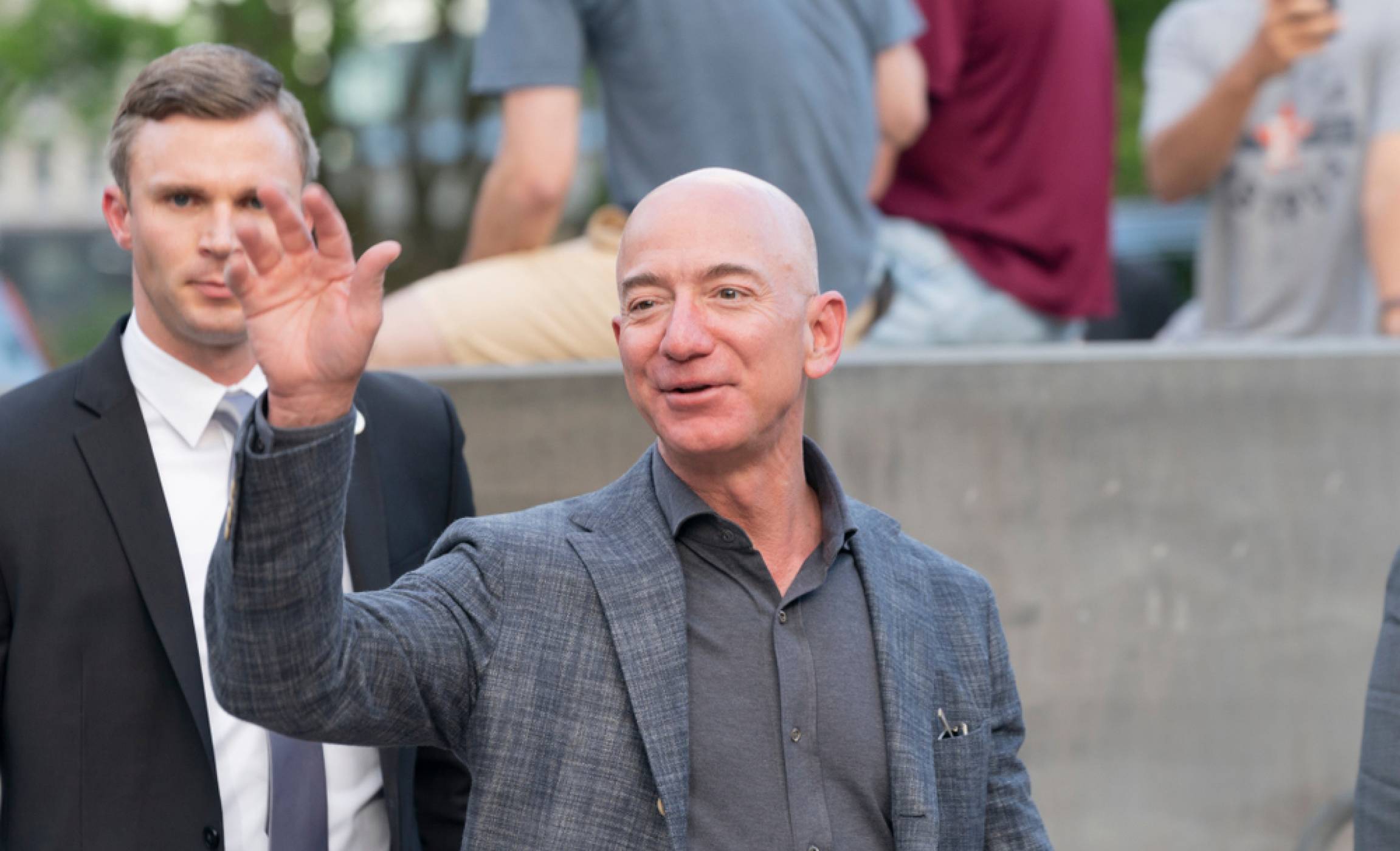 Шефът на Amazon е първият с богатство от 200 милиарда щатски долара