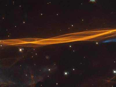 Вижте тази прекрасна космическа панделка, оформена от остатъците на супернова (СНИМКИ)
