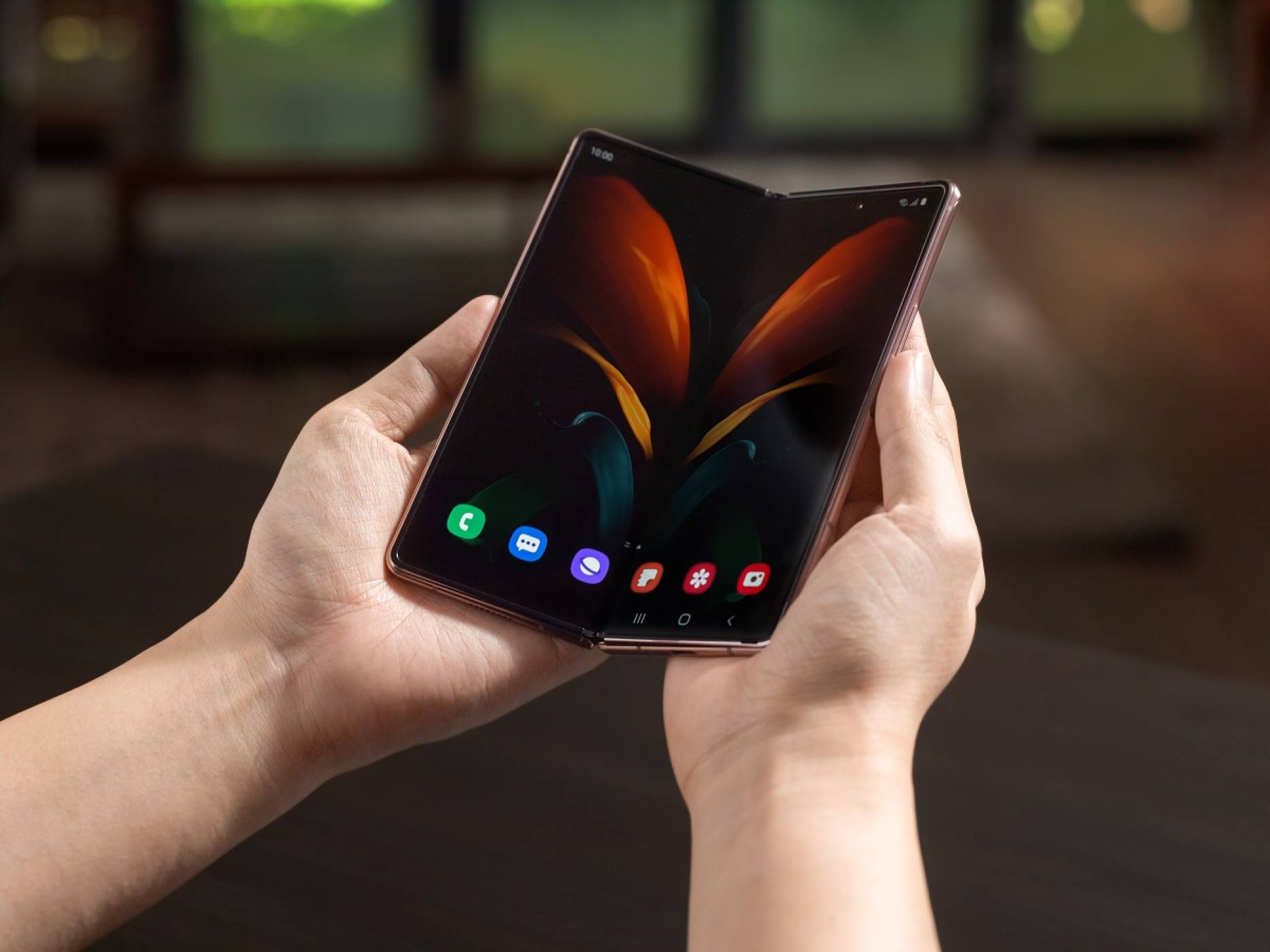 Това е Galaxy Z Fold2 - телефонът, който променя формата на бъдещето (ВИДЕО)
