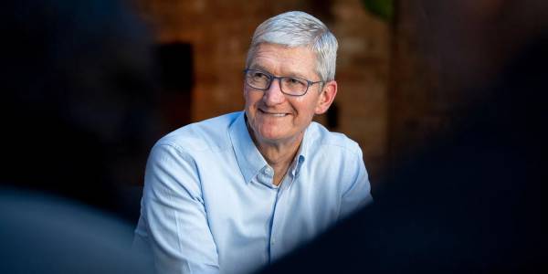 Apple търси наследник за трона на Тим Кук