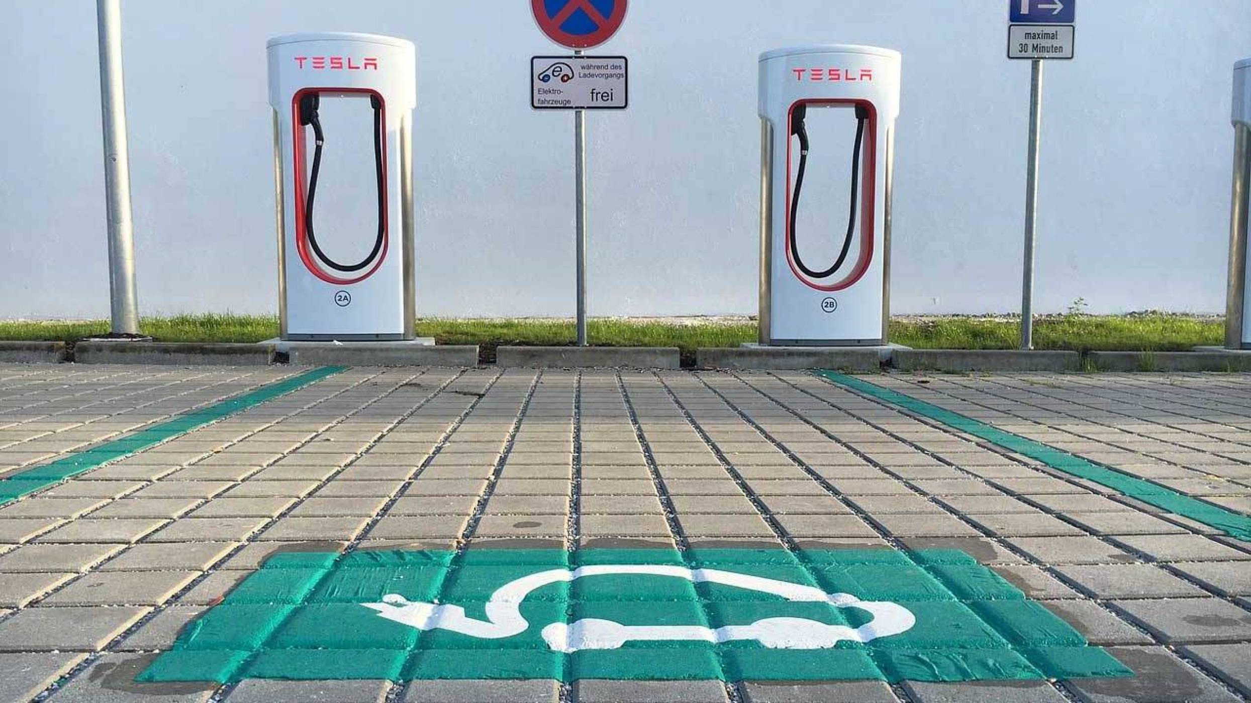 Бъг в зарядните на Tesla в Европа позволява на конкуренцията да ги ползва безплатно
