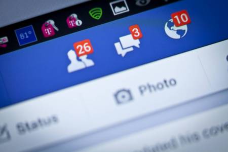 Facebook на съд: шпионира Instagram потребители през камерите на смартфоните им