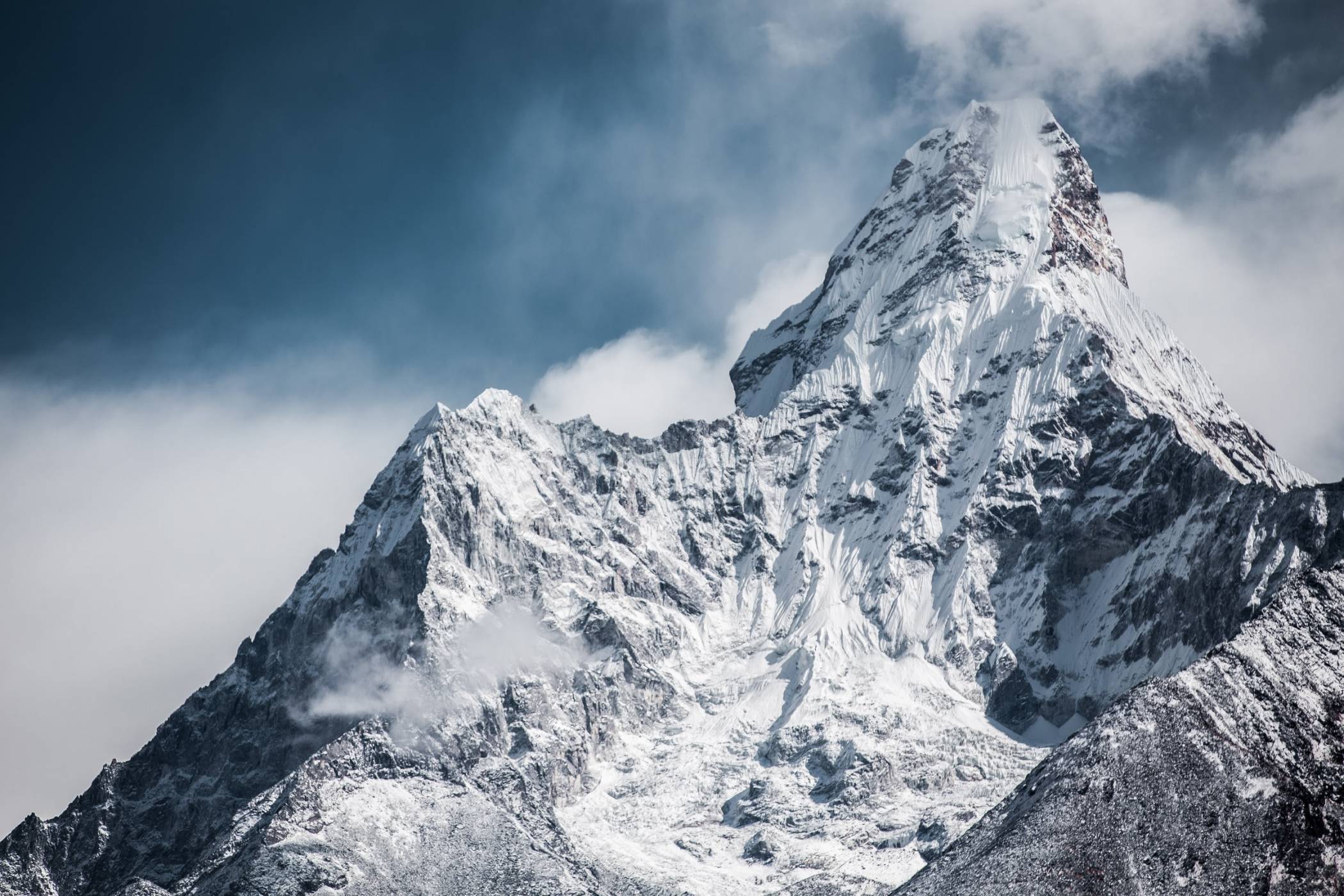 Изкачването на връх Еверест вече не изглежда толкова невъзможна мисия