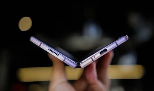 Samsung Galaxy Z Fold 2 доказва цената си в тест за издръжливост (ВИДЕО)