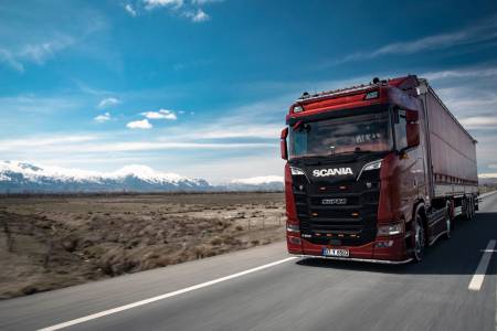 Scania експериментират със соларни панели за камионите си