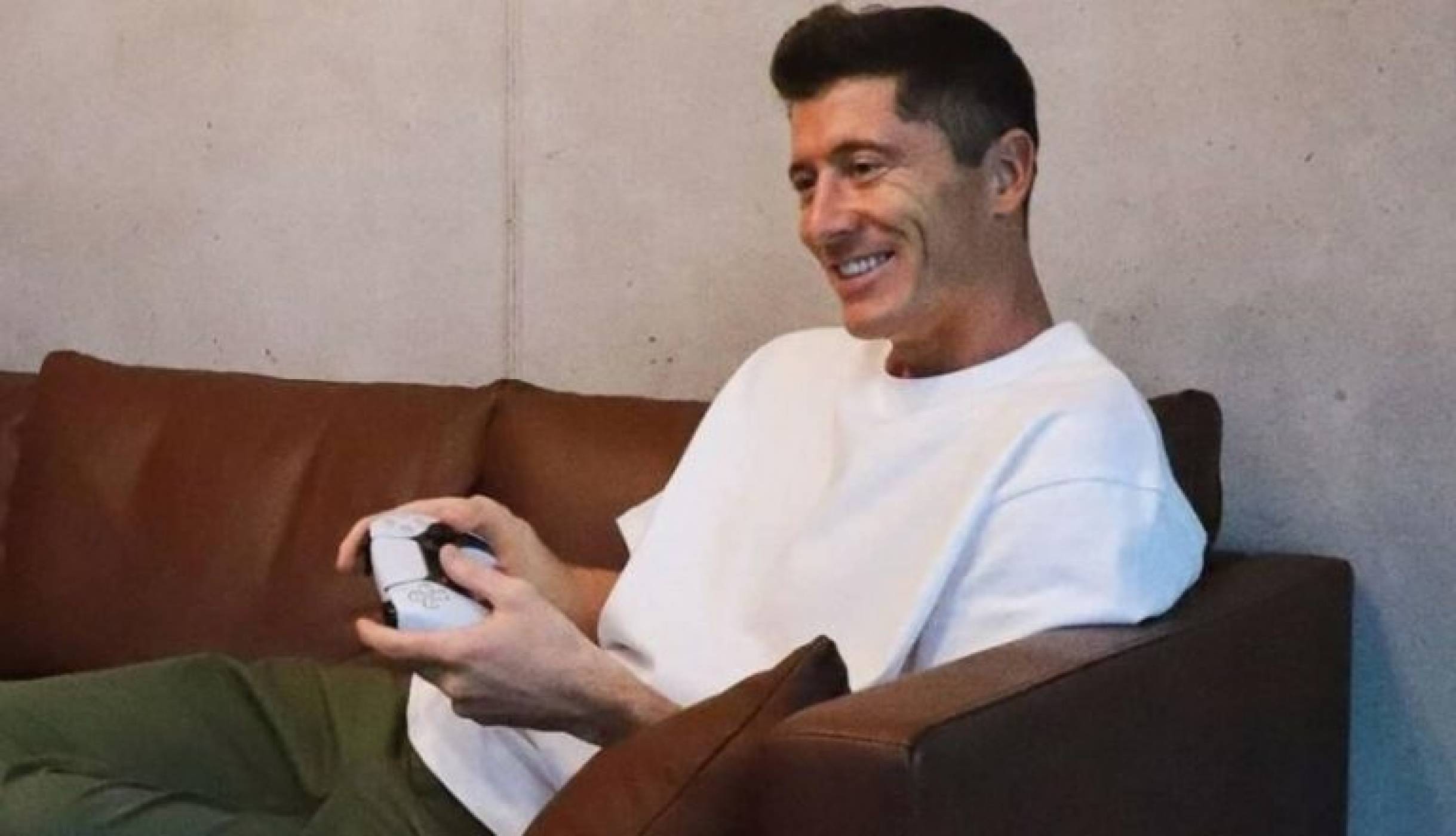 Футболната звезда Робърт Левандовски вече играе на своя PlayStation 5 